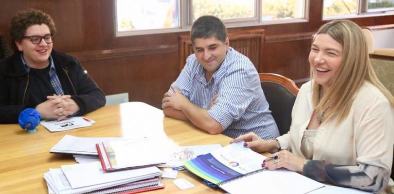 La gobernadora de Tierra del Fuego juega en la Global Game Jam.